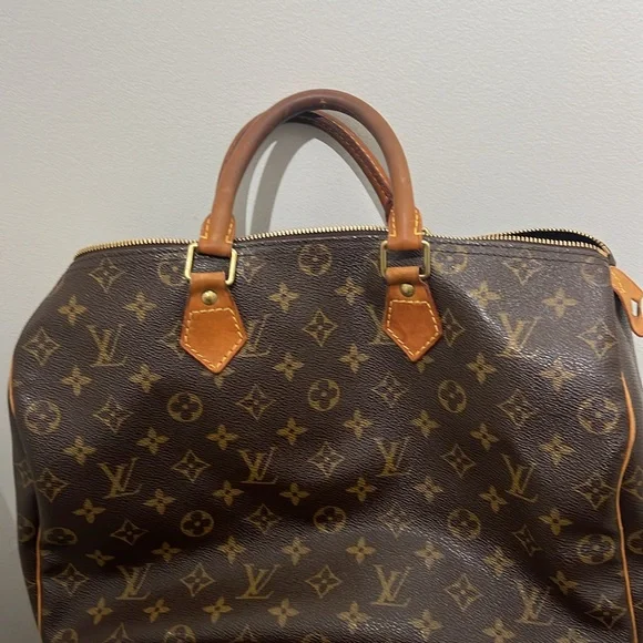 Speedy Bag - Authentic Louis Vuitton Medium Speedy Handbag. - Picture 15 of 16